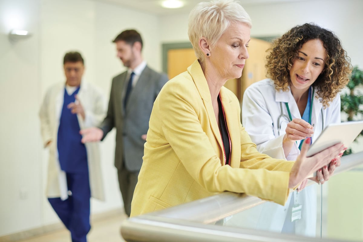lgi-homepage-carousel-female-admin-and-doctor-workforce-management Réorientation des patients aux urgences : 10 facteurs de succès. 