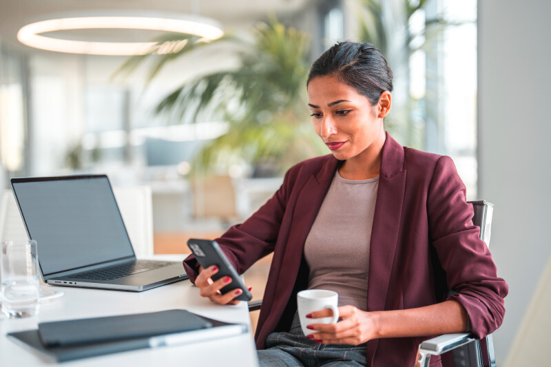 lgi-workforce-pro-payroll-female-corporate-mobile-module-1