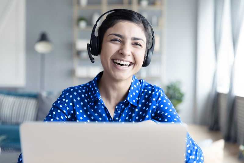 lgi-smiling-young-woman-client-meeting